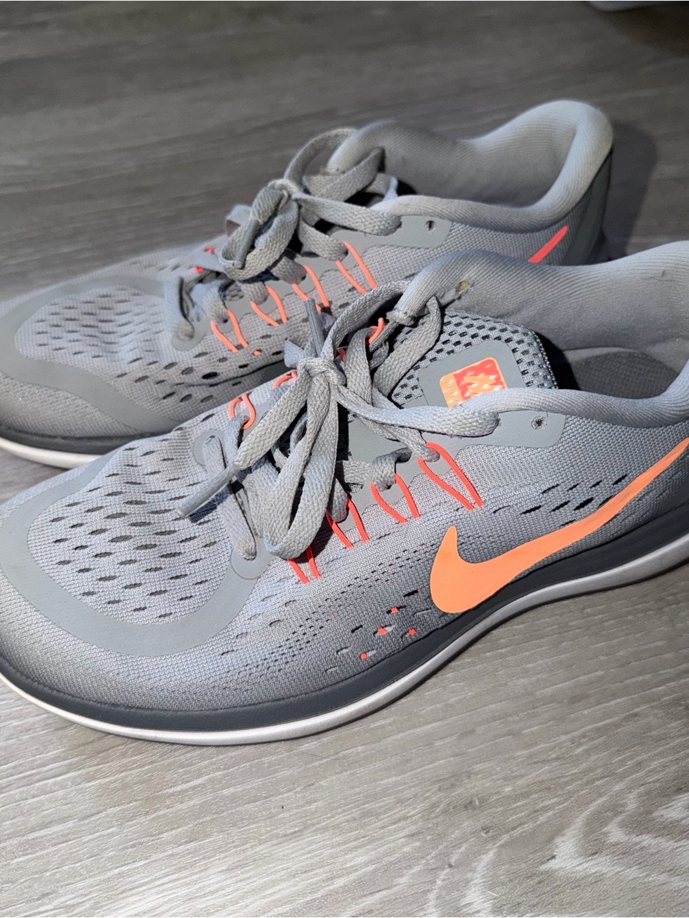 Nike flex 2017 run Women's Light Gray Running Sneakers with Coral Swoosh